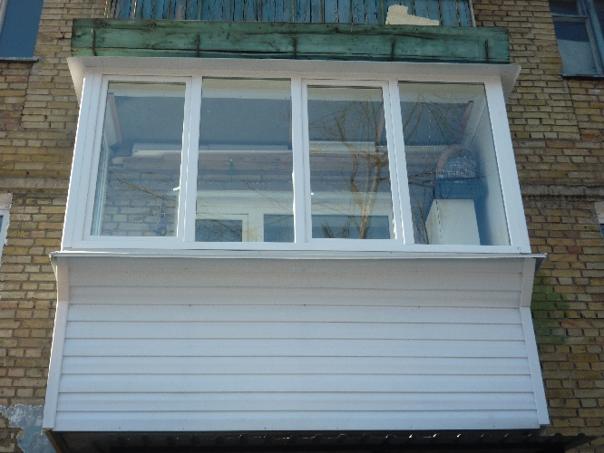 Балкон из металлоплатика с обшивкой